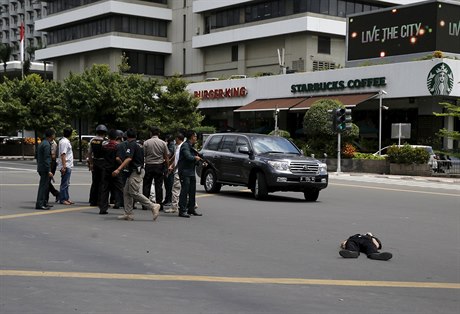 Mrtvý lovk ped kavárnou Starbucks v Jakart.