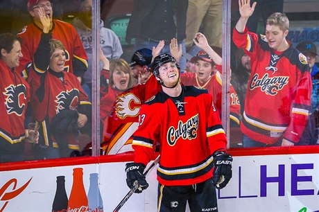 Sam Bennett si uívá ovací fanouk Calgary.