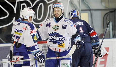 Hokejisté Komety se radují z výhry v dleitém zápase na led Chomutova.