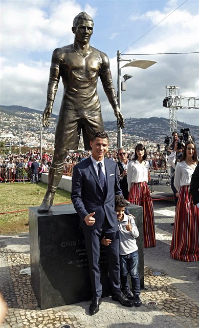 Cristiano Ronaldo u své sochy.