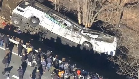 Pi nehod turistického autobusu v centrálním Japonsku zemelo nejmén 14 lidí.