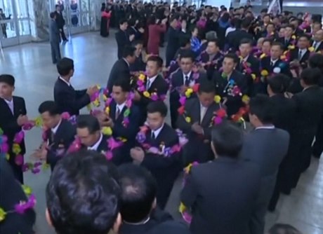 Jásající dav, zpv a barevné vnce. Severokorejci oslavují vdce pracující na...