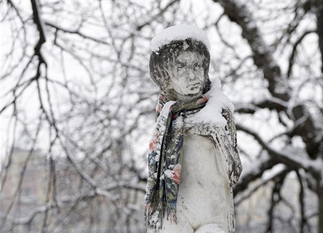 Praha: I sochu v parku chrání ped mrazem ál.