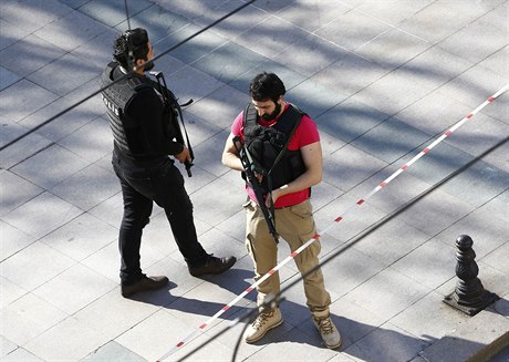 Policie zajiuje námstí v centru Istanbulu, kde se atentát odehrál.