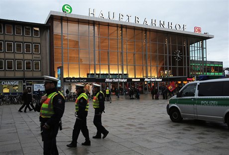 Policisté ped hlavním vlakovým nádraím v KOlín.