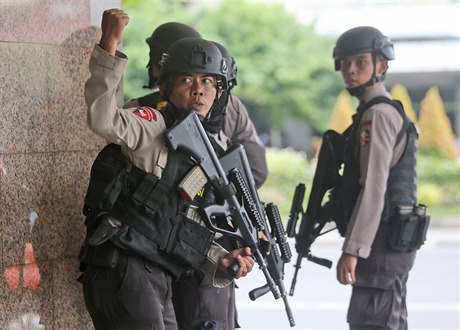 Indonétí policisté zasahují na míst teroristického útoku v obchodní tvrti...