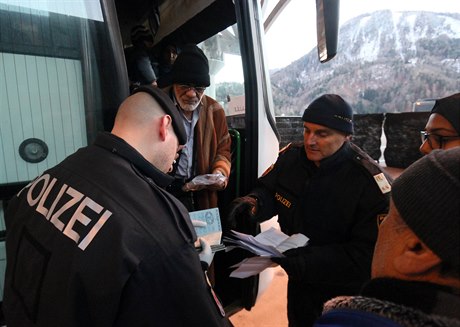 Rakouský policista kontroluje idenitifkaní doklady migrant, ne jim povolí...