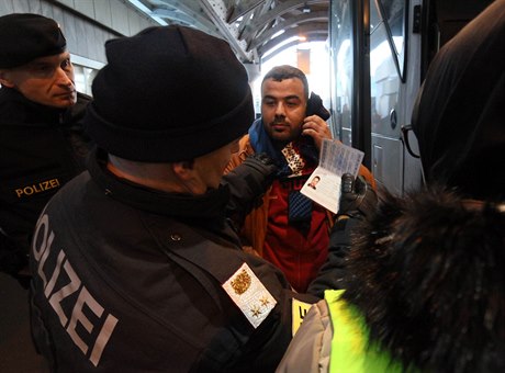 Rakouský policista kontroluje idenitifkaní doklady migrant, ne jim povolí...