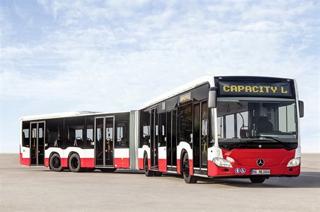 Autobus Mercedes-Benz CapaCity L mí 21 metr a pojme a 191 cestujících.