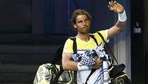 Rafael Nadal odchz po porce v prvnm kole Australian Open.
