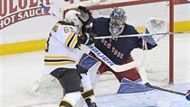 Brad Marchand z Bostonu před brankářem Henrikem Lundqvistem. | na serveru Lidovky.cz | aktuální zprávy