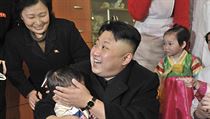 Severokorejsk vdce Kim ong-un na nvtv sirotince (ilustran snmek).