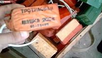 Snímek z reportáže stanice Sky News zachycuje záběry z bombové dílny Islámského... | na serveru Lidovky.cz | aktuální zprávy