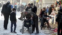Mu pomh en ve tvrti Aleppa, kam dopadly bomby. Podle aktivist toily...