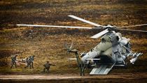 Vrtulník na zemi - stroj Mi-171š si přiletěl pro zraněné. | na serveru Lidovky.cz | aktuální zprávy