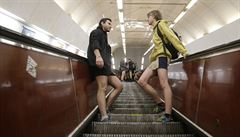 Cestující bez kalhot na eskalátorech praského metra
