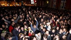 Veírek na poest Bowieho v ulicích londýnské tvrti Brixton.