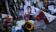 Kvtiny a svíky doplnily také osobní vzkazy i úryvky z Bowieho text.