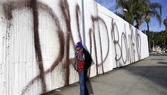 Graffiti na Sunset Boulevardu v Los Angeles.