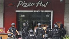 Policisté se kryjí u Pizza Hut.