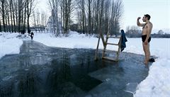 Minsk: Mu se kiuje pedtím ne vleze do ledové vody u píleitosti svátku...