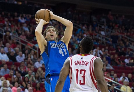 Dirk Nowitzki pi pokusu o zakonení. Brání ho James Harden z Houstonu.