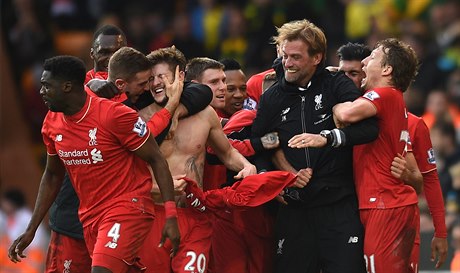 Fotbalisté Liverpoolu se radují z gólu.