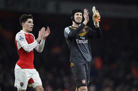 Fotbalisté Arsenalu Hector Bellerin a Petr ech tleskají fanoukm.