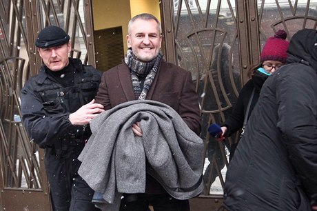 Úsmv. Petr Sisák po zadrení policií.