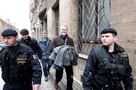 Policisté odvádjí Petra Sisáka.