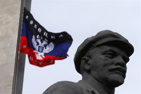 Vlajka vzbouenc u Leninovy sochy v centru Doncku.