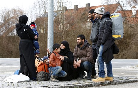 Migranti odpoívají na ulici v Erdingu.