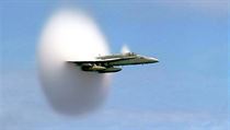 FA-18 Hornet překonává zvukovou bariéru. | na serveru Lidovky.cz | aktuální zprávy