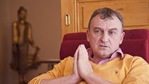 Antonín Koláček si za privatizací Mostecké uhelné stojí. Antonín Koláček si za privatizací Mostecké uhelné stojí.