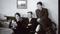 Tomáš Baťa, jeho žena Marie a syn Tomík v roce 1928. Tomáš Baťa, jeho žena Marie a syn Tomík v roce 1928.
