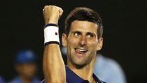 Novak Djokovi se raduje z vhry nad Rogerem Federerem