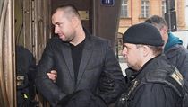 Policisté vedou advokáta Ivo Halu. | na serveru Lidovky.cz | aktuální zprávy