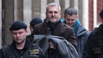 Petr Sisák v doprovodu policie. Petr Sisák v doprovodu policie.