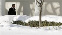 Americk prezident Barack Obama prochz zasnenou kolondou Blho domu.