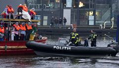 Policejní lo hlídá akt protestu v Amsterodamu.