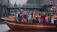 Amnesty International reaguje lodí s figurínami na jednání evropských ministr...