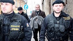 Petra Sisáka odvedli policisté na sluebnu v praské ulici Bartolomjská.