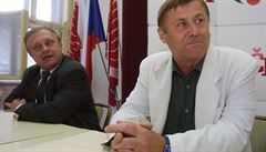 Miloslav Ransdorf a jeho stranický kolega Miroslav Grebeníek ped volbami v...