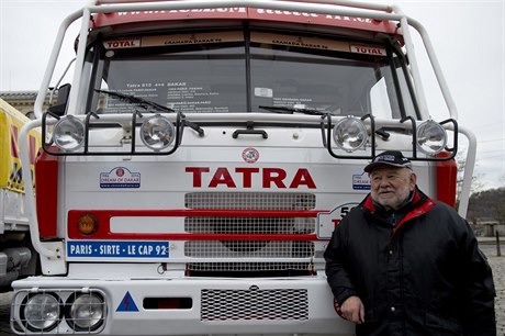 Karel Loprais pózuje u legendární Tatry 815 se startovním íslem 502, která...