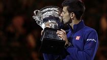 Novak Djokovic of Serbia kisses his trophy aloft after defeating Andy Murray of... | na serveru Lidovky.cz | aktuální zprávy