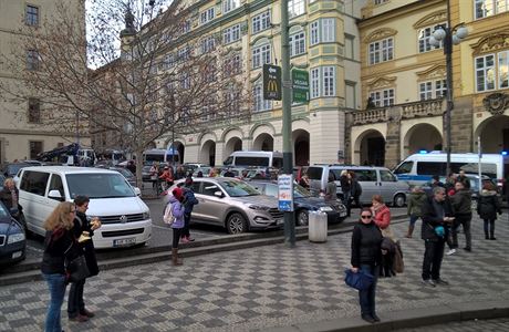 Z Malostranské míí na Hradanské námstí desítky policist.