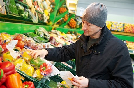 Pi nákupu si potraviny dkladn prohlédnte, jestli nejeví známky zkaení