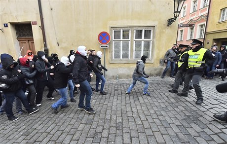 Píznivci (vpravo) a odprci (vlevo) uprchlík se 6. února odpoledne stetli v...