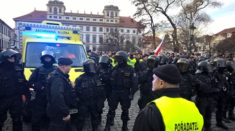 Pi demonstracích 6. února musela zasahovat policie.