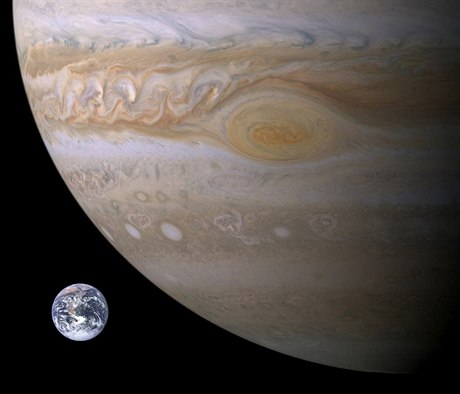 Jupiter v porovnání se Zemí